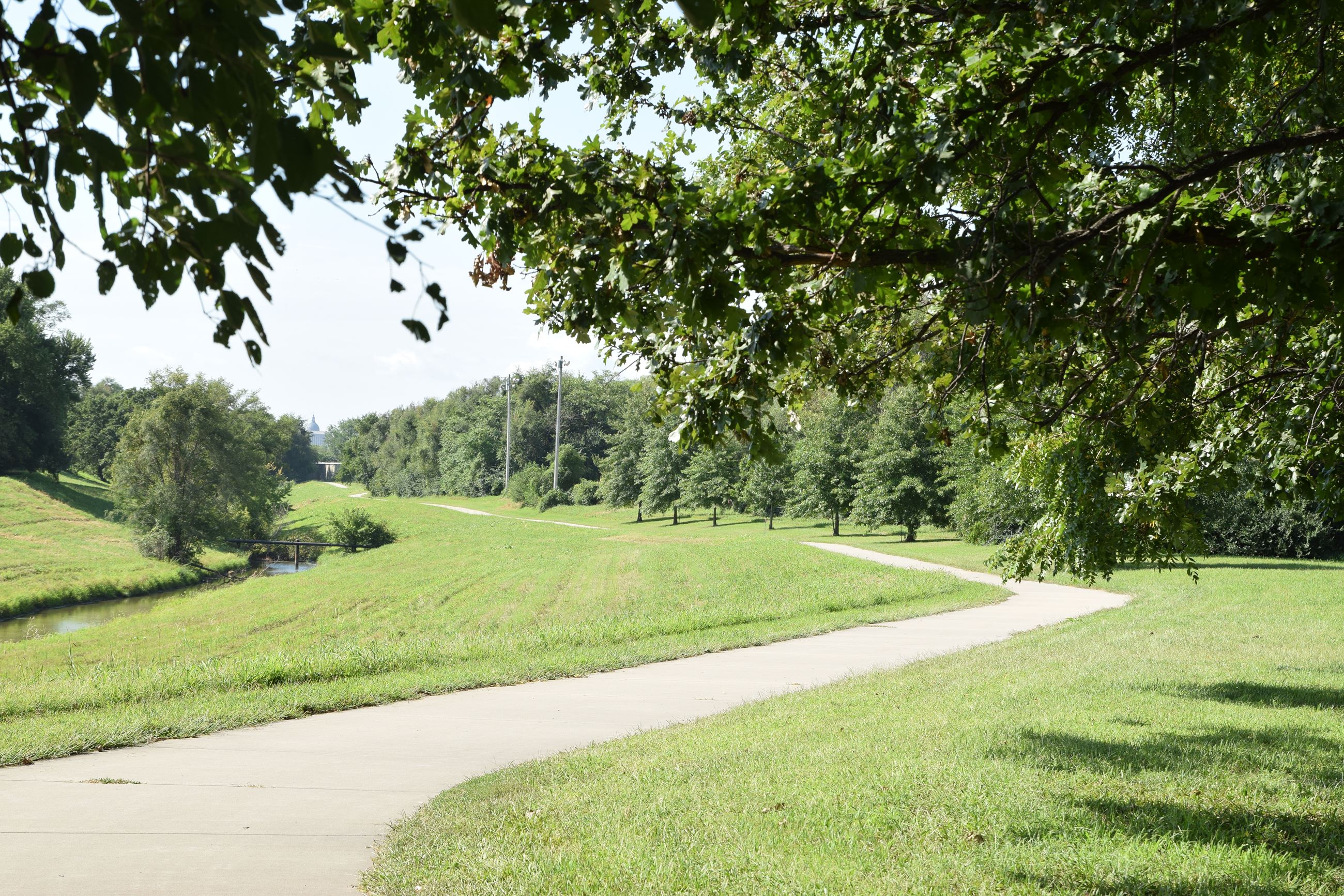 Long curving stretch of trail